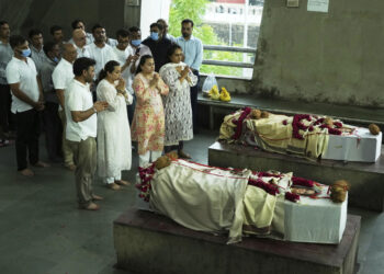 Cuando un vuelo de Air India se estrelló contra un campus médico, los médicos sobrevivientes se apresuraron a salvar vidas