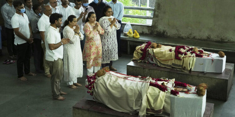 Cuando un vuelo de Air India se estrelló contra un campus médico, los médicos sobrevivientes se apresuraron a salvar vidas