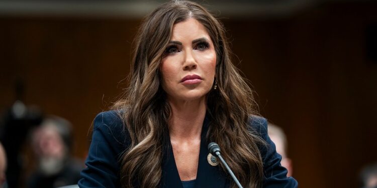 Noem finalización del programa de vigilancia de viajero de cielos tranquilos de TSA