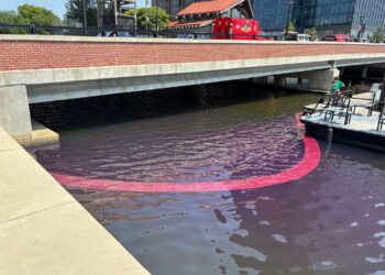 Limpieza en curso después de 2,000 galones de fugas de combustible diesel en el puerto de Baltimore