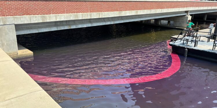 Limpieza en curso después de 2,000 galones de fugas de combustible diesel en el puerto de Baltimore