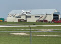 Pequeño avión se estrella en el techo del hangar en el aeropuerto de Kansas