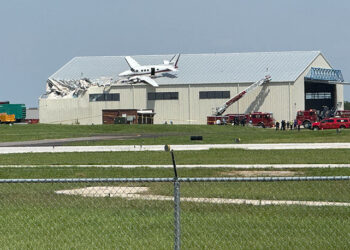 Pequeño avión se estrella en el techo del hangar en el aeropuerto de Kansas
