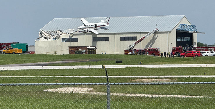Pequeño avión se estrella en el techo del hangar en el aeropuerto de Kansas