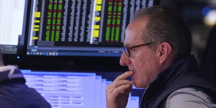 Las acciones asiáticas se deslizan mientras que los precios del petróleo aumentan después de la huelga de Israel en Irán: NPR