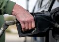 Los precios del petróleo saltan y las existencias caen después del ataque de Israel contra Irán: NPR