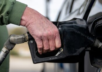 Los precios del petróleo saltan y las existencias caen después del ataque de Israel contra Irán: NPR