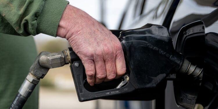 Los precios del petróleo saltan y las existencias caen después del ataque de Israel contra Irán: NPR