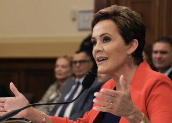 Kari Lake lleva la guerra a la voz de América al Congreso: NPR