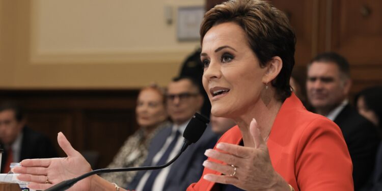 Kari Lake lleva la guerra a la voz de América al Congreso: NPR