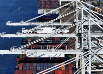 Los ingresos arancelarios de Trump se elevan el 78%. ¿Quién les está pagando? : NPR