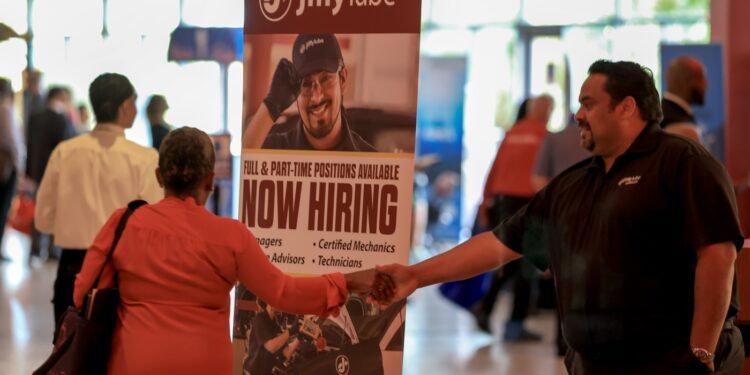 La contratación se desaceleró en mayo, ya que los empleadores agregaron 139,000 empleos: NPR