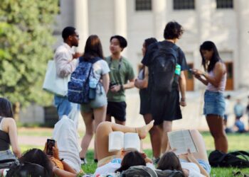DHS corrige el error de datos: aumenta la inscripción de estudiantes internacionales