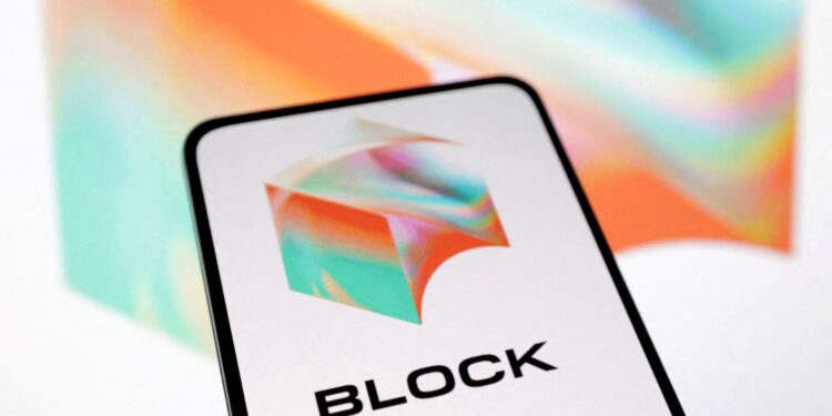 Acciones que realizan los movimientos más grandes del mediodía: XYZ, SEDG, CLF, VZ