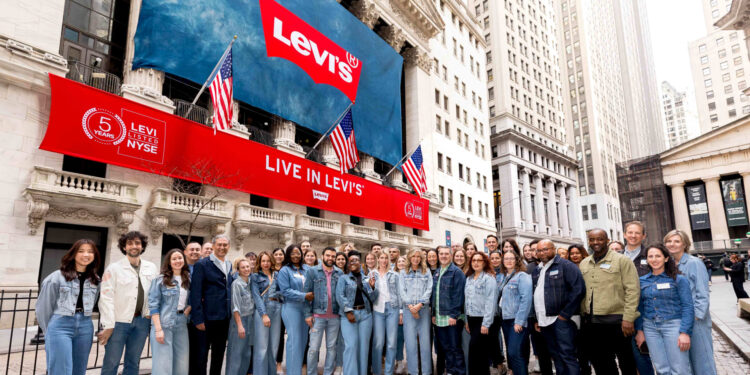 Acciones que realizan los movimientos más grandes Premarket: Coin, Levi, AMC