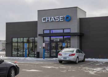 TSLA, CNC, JPM, CAVA y más