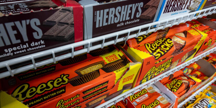 Acciones que realizan los movimientos más grandes del mediodía: HSY, CC, FICO, Run