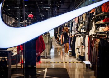 Acciones que realizan los movimientos más grandes del mediodía: TSLA, CNC, Hood, Nke