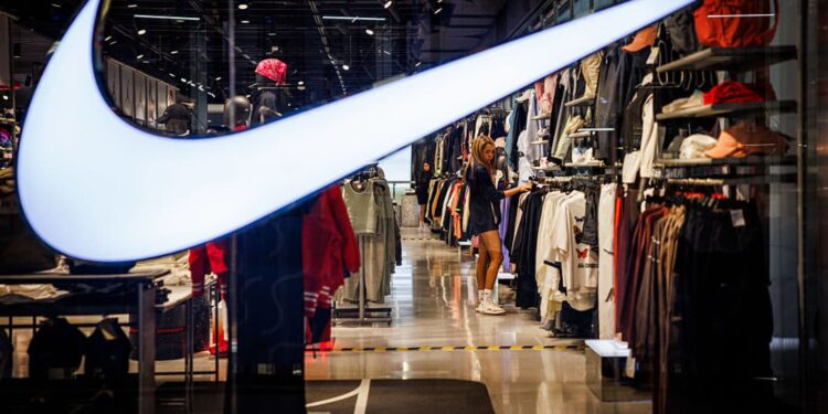 Acciones que realizan los movimientos más grandes del mediodía: TSLA, CNC, Hood, Nke