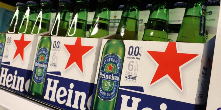 Acciones que realizan los movimientos más grandes del mediodía: TSLA, NKE, RVTY, Bud