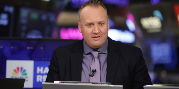 Un industrial debajo del radar que forma un patrón de taza y manejo de libros de texto