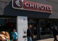 Las existencias que hacen los movimientos más grandes del mediodía: Tesla, IBM, Union Pacific, American Eagle Outfitters y más