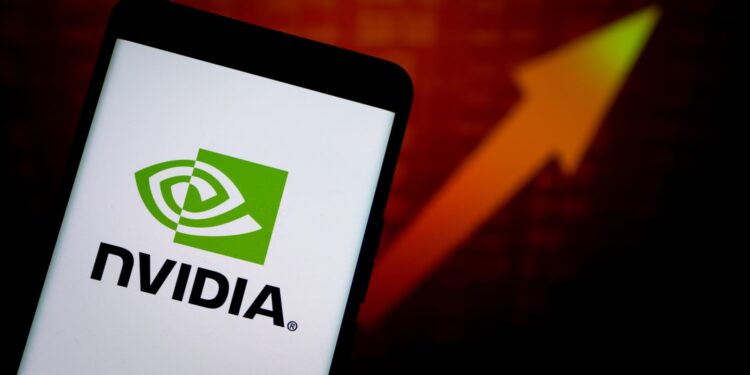 Las existencias que hacen los movimientos más grandes del mediodía: AES, NVDA, BE, VRNA