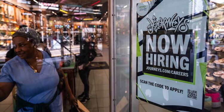 La contratación de la empresa privada se recuperó con un aumento de 104,000 en julio, dice ADP