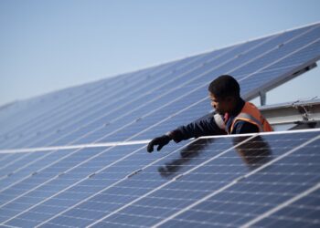 Acciones que realizan los movimientos más grandes del mediodía: FSLR, NEM, WFC, NVDA