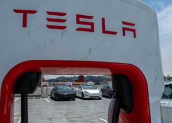 Tesla, Uber, Stellantis, WNS y más