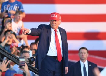 Trump dice que los países que se alinean con el bloque BRICS enfrentarán una tarifa adicional del 10%