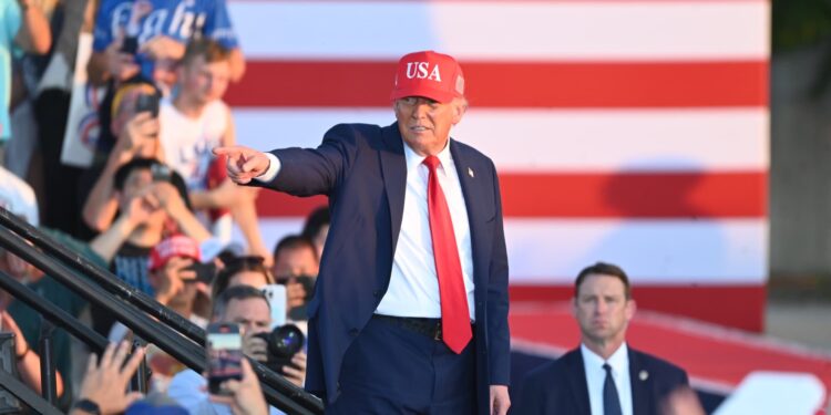 Trump dice que los países que se alinean con el bloque BRICS enfrentarán una tarifa adicional del 10%