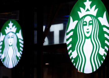 Acciones que realizan los movimientos más grandes Premarket: SBUX, AES, VRNA, UNH