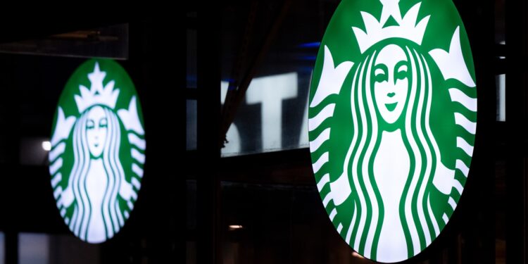 Acciones que realizan los movimientos más grandes Premarket: SBUX, AES, VRNA, UNH