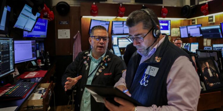 Las existencias que realizan los movimientos más grandes Premarket: NFLX, AXP, CVX, SRPT