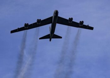 El piloto de pasajeros jet hace un giro duro en el aire para evitar el bombardero B-52