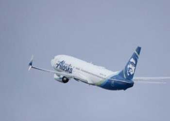 Alaska Airlines reanuda las operaciones después de una parada de tierra de duración