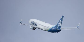 Alaska Airlines reanuda las operaciones después de una parada de tierra de duración
