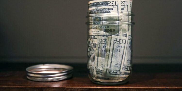 Casi 1 en 4 retrasando la jubilación sobre las preocupaciones económicas: encuesta