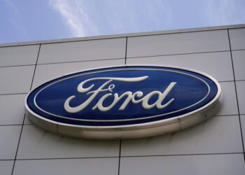 Ford retirando más de 200,000 vehículos debido al problema de la cámara retrovisora