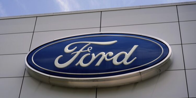 Ford retirando más de 200,000 vehículos debido al problema de la cámara retrovisora