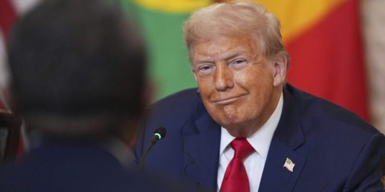 Trump abofetea el 50 por ciento de la tarifa de Brasil, citando el enjuiciamiento de Bolsonaro