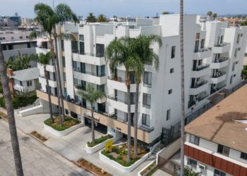 Dos propiedades de apartamentos de Hollywood comercian por separado por $ 23 millones