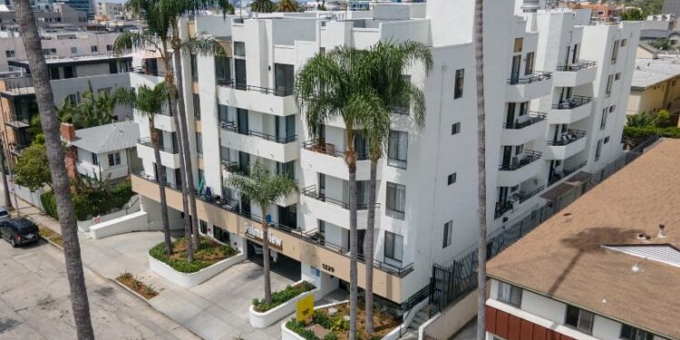 Dos propiedades de apartamentos de Hollywood comercian por separado por $ 23 millones