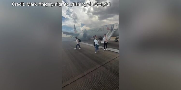 Los pasajeros obligados a evacuar el vuelo de American Airlines en la pista debido al problema de los neumáticos: Compañía