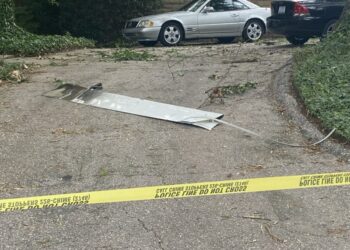 Aleta del ala se encuentra en el camino de entrada de Carolina del Norte después de separarse del vuelo de Delta Air Lines Flight