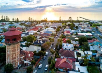 Vivir en una torre de agua: conversiones caseras que debes ver para creer