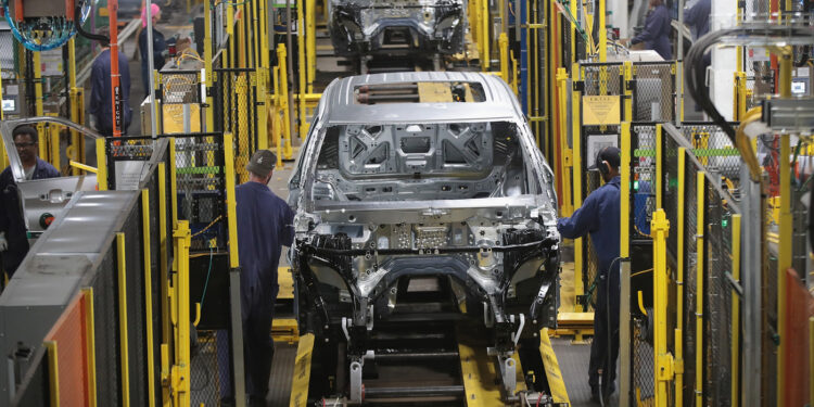 ¿Pueden los trabajos de fabricación en los Estados Unidos ayudar a reconstruir la clase media? : Money del planeta: NPR