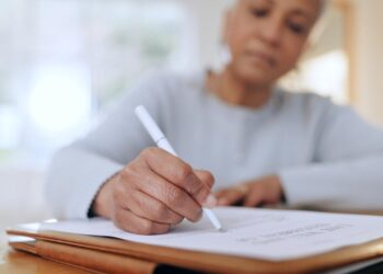 Casi 1 de cada 4 estadounidenses mayores de 50 años retrasan la jubilación debido a las preocupaciones económicas, la encuesta encuentra
