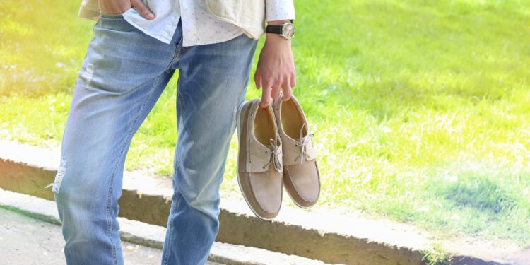 11 Beneficios para la salud de caminar descalzo sobre el césped – Según la ciencia